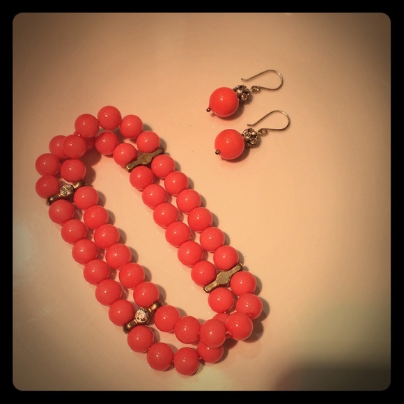 Coral bracelet and earrings set. - Picture 1 of 3